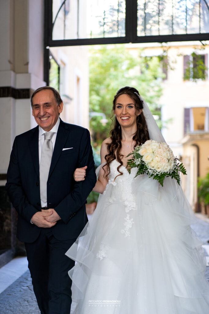 La sposa esce di casa con il papà