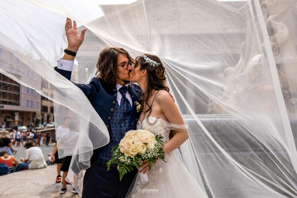 Sposi si baciano sotto il velo davanti al Pantheon