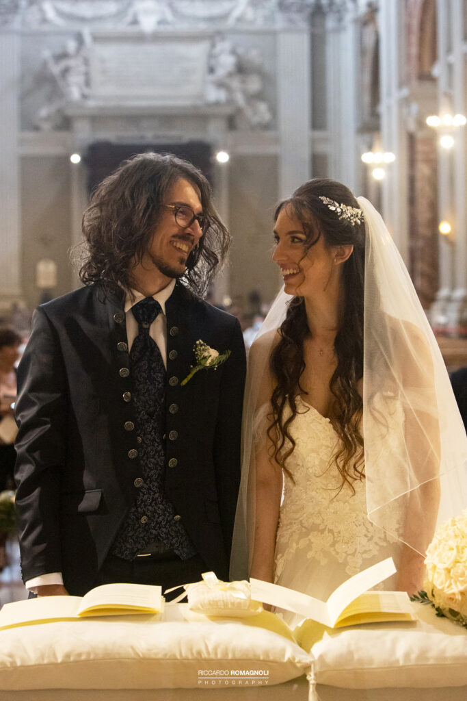 Sposi felici sull'altare dopo la promessa di matrimonio