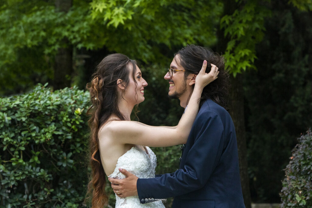 Sposi felici che si guardano negli occhi