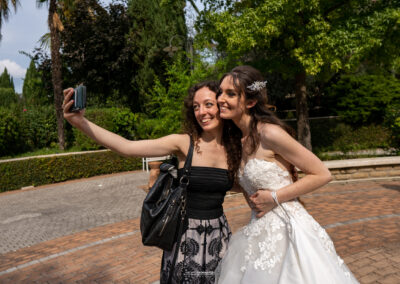 Sposa con amica si scattano un selfie