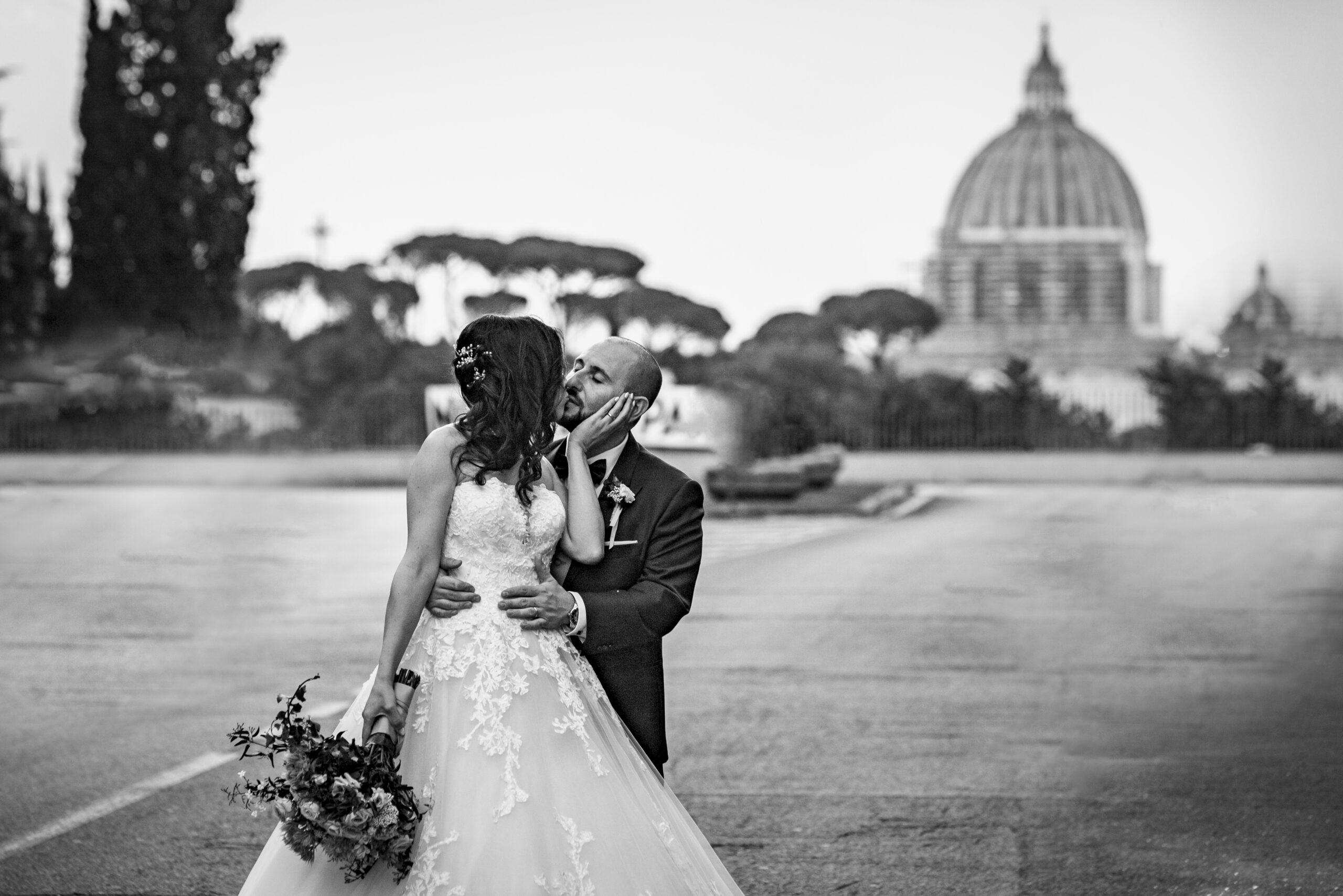 Fotografo matrimonio Roma sposi si baciano con la Basilica di San Pietro sullo sfondo