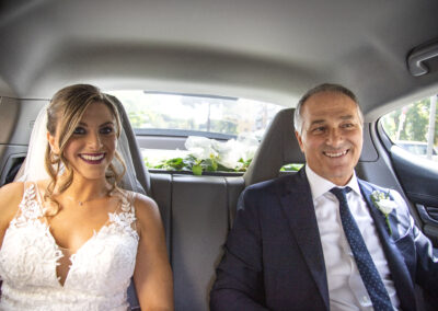 Foto della sposa in macchina con il papà