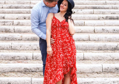 Fidanzati felici che sorridono gradinata del Campidoglio a Roma